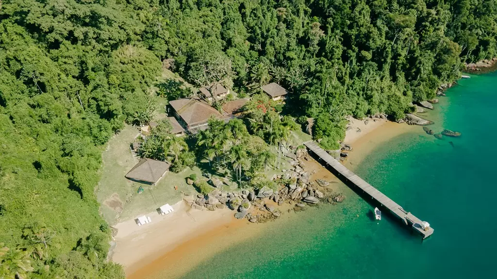 Vista aérea de uma propriedade com árvores e água em volta em Angra dso Reis